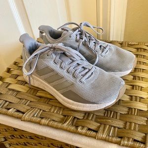 Adidas cloudfoam size 6, grey & white athletic tennis sneakers running